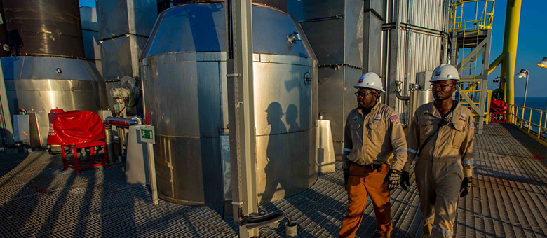 mafumeira-sul-platform-two-male-employees